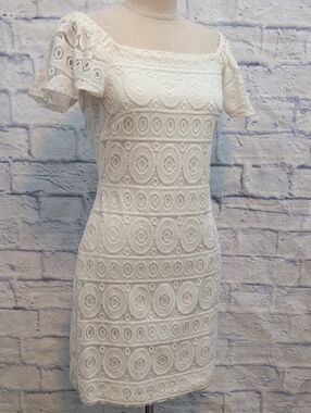 Robbie Bee White Lace Medallion Mini Dress - Size 4